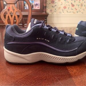 Easy Spirit- Romy Walking Shoes. Size: 5M